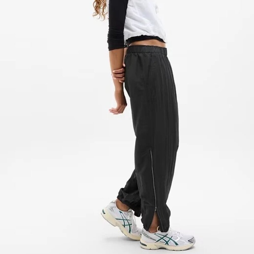 NEW! Athleta Pursuit Mid Rise Zip Jogger Black - Medium - UPF 40+